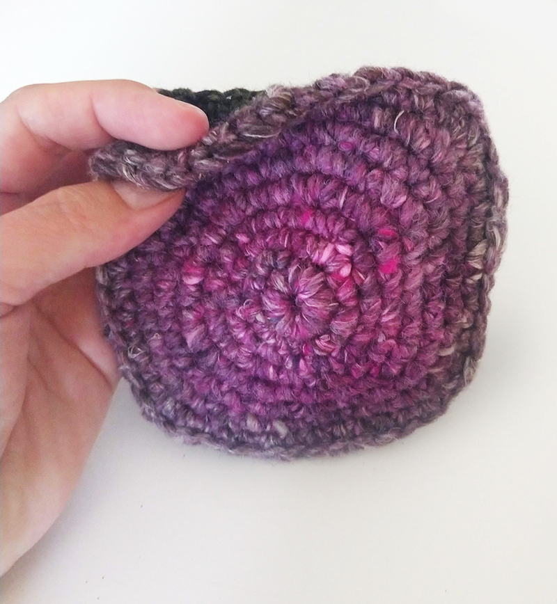 How to Crochet a Shell Coin Purse - YouTube